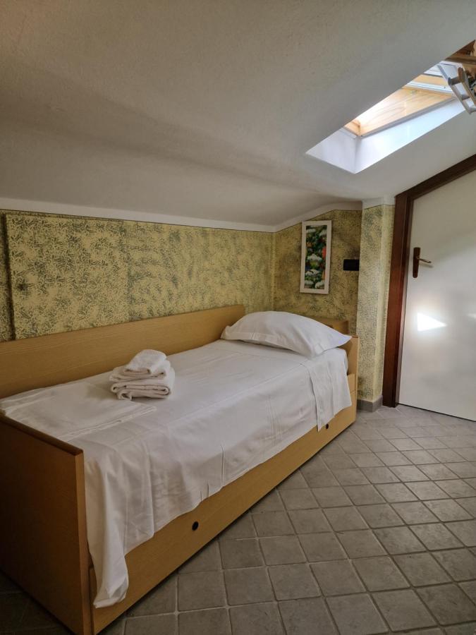 Ferienwohnung Casa Vittoria Sirmione Punta Gro Con Piscina Exterior foto